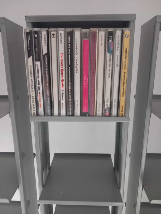 Torres para CDs em metal e base em betão (IKEA)