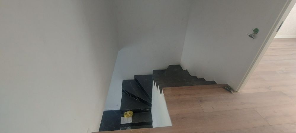 Продам частину нового будинку  на крошні.