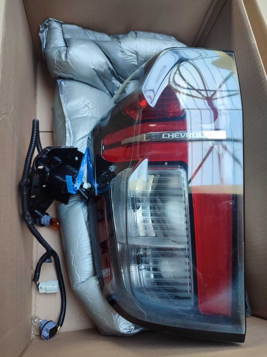 Chevrolet Tahoe Suburban tylne lampy lewa i prawa 2021-23