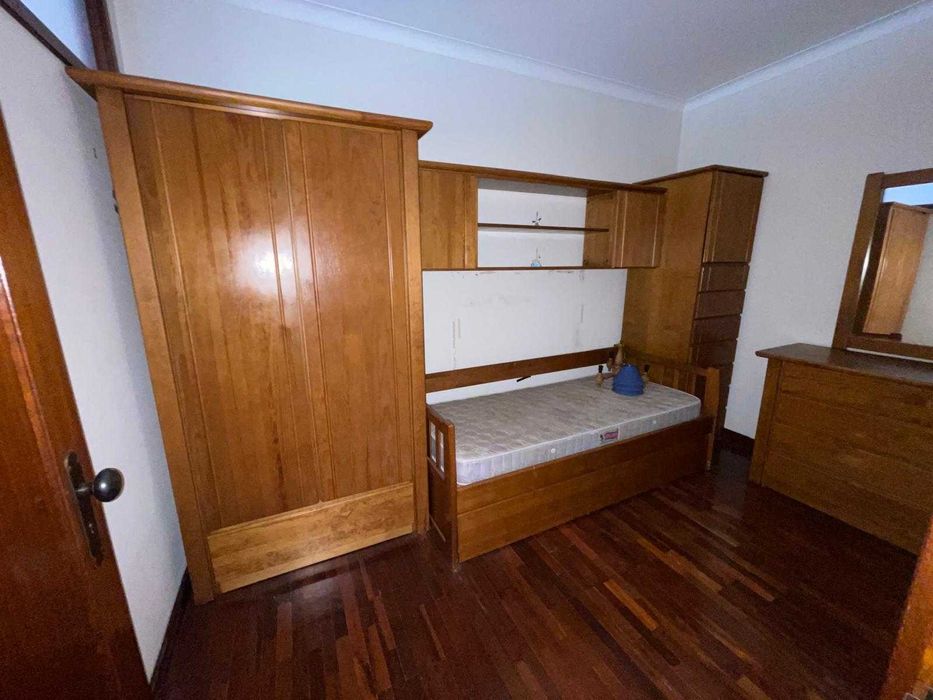 Quarto de solteiro com mobiliário completo