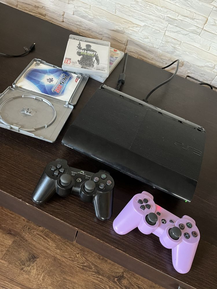 PS3 + gry + 2 pady (gran turimso 5, pes, call of duty)