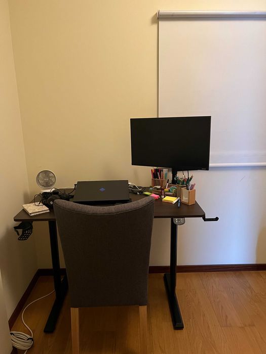 Secretária elétrica ajustável 110 x 60 cm em nogueira