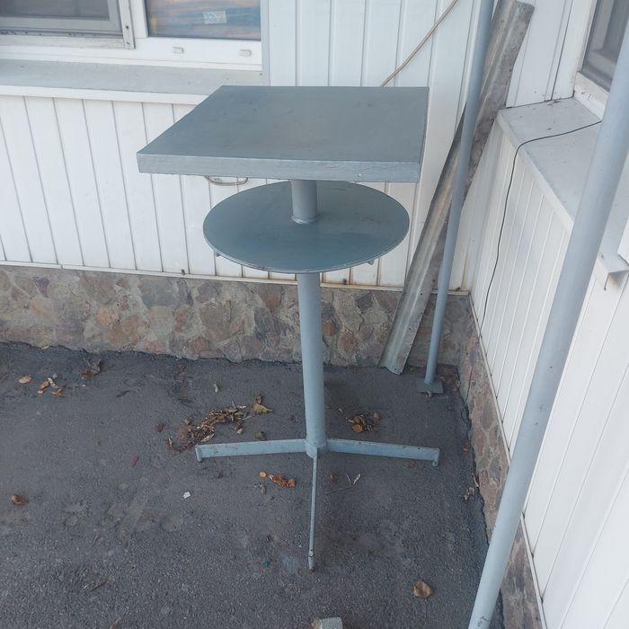 Стіл саморобний міцний металевий.