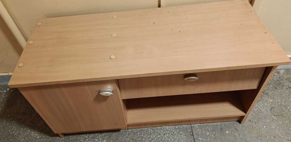 Szafka na buty, lub dół garderoby.