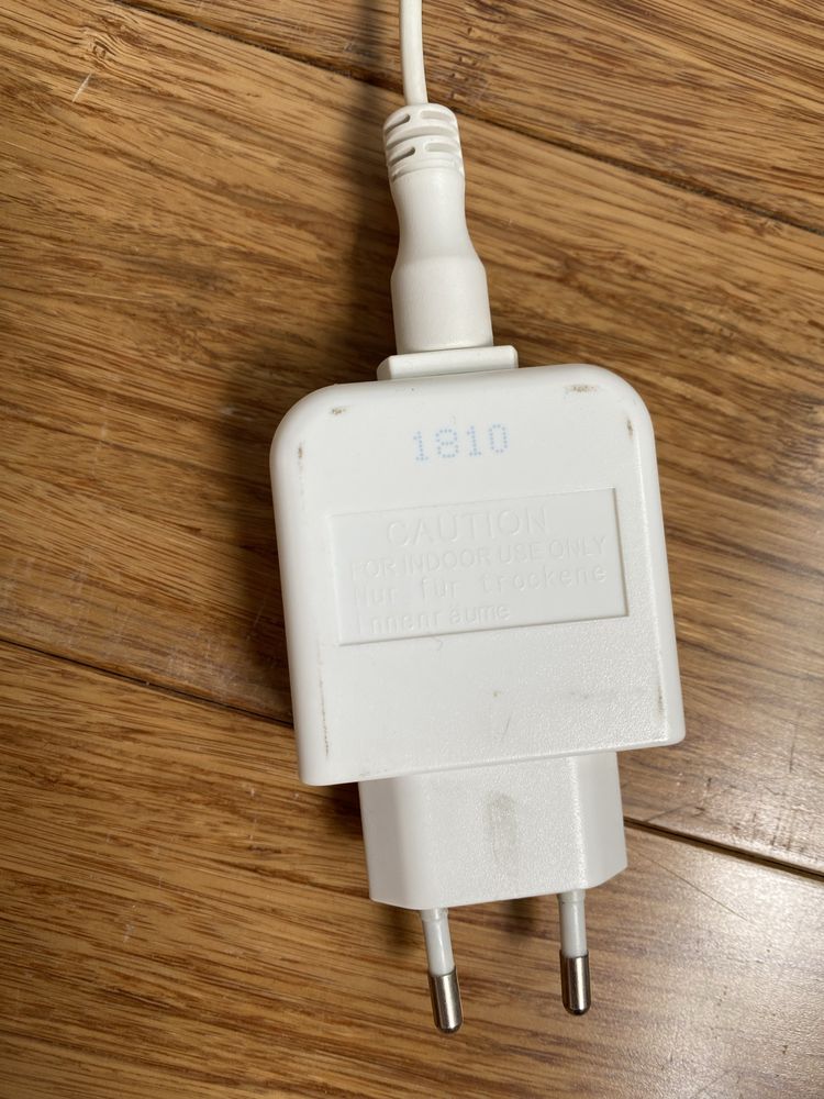Biała lampka na biurko Ikea