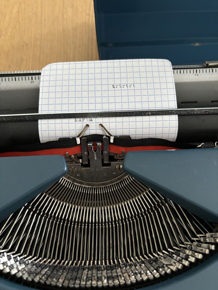 Máquina de escrever a funcionar