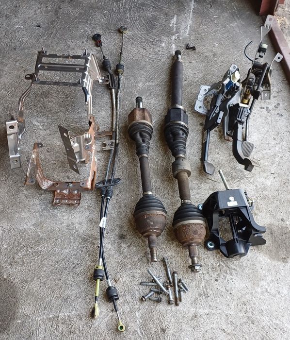 Kompletna skrzynia biegów na przekładkę Ford Kuga Mk 1 , AV4R-7002-AA