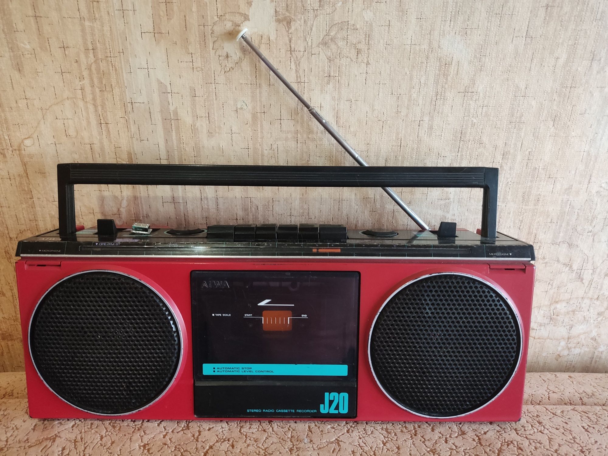 Aiwa J20-магнитола,работает.