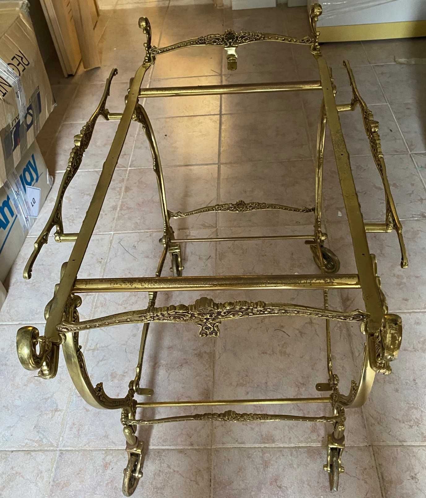 Mesa de chá metálica dourada