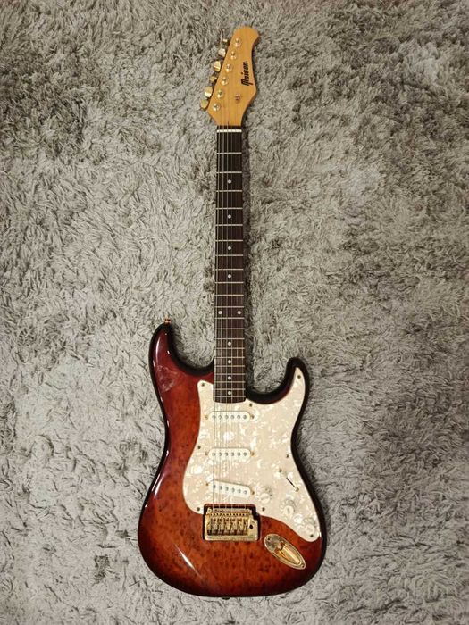 Guitarra Maison Strato Deluxe dos anos 90 1990 Maple Quilted Sunburst