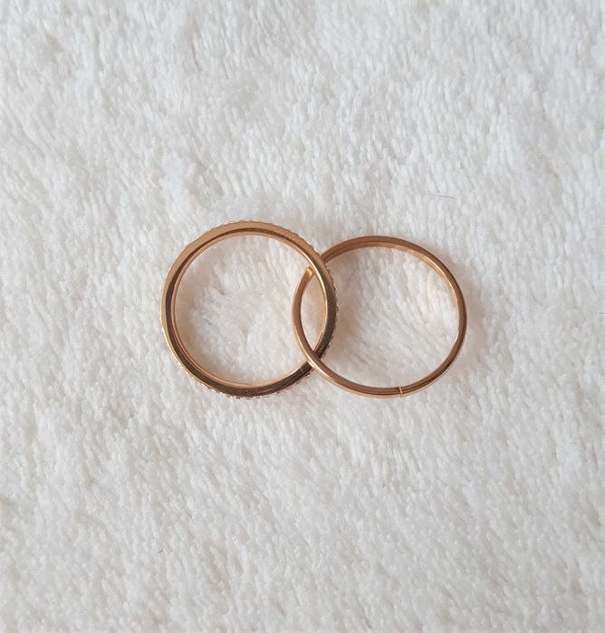 Nowy pierścionek obrączka złoty kolor białe cyrkonia celebrytka