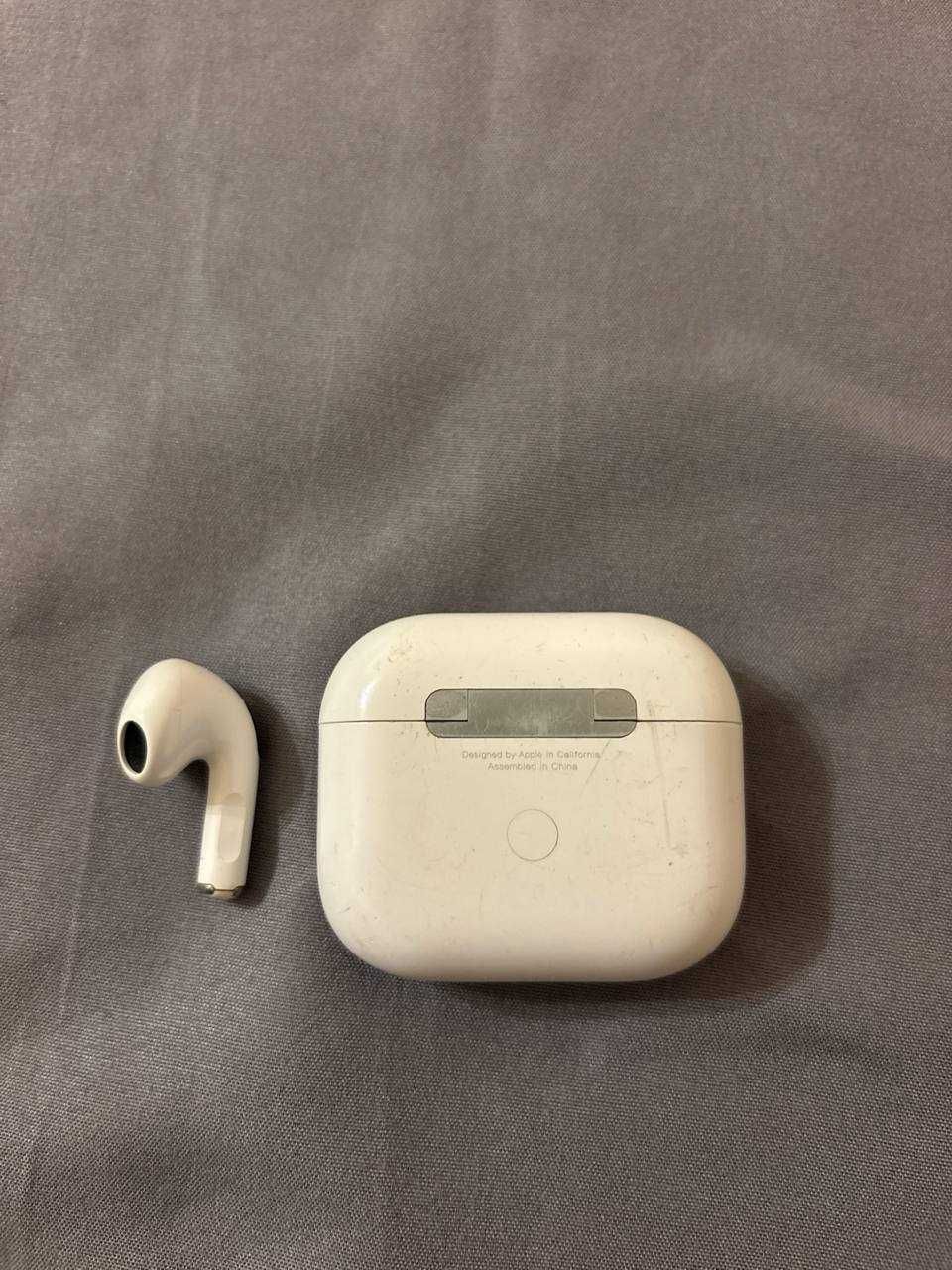 Apple AirPods3 (3-покоління) кейс та лівий навушник