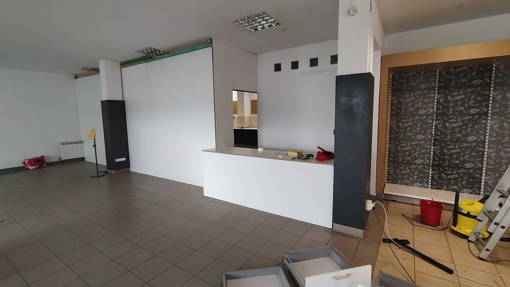 Regały i lada do sklepu z odzieżą