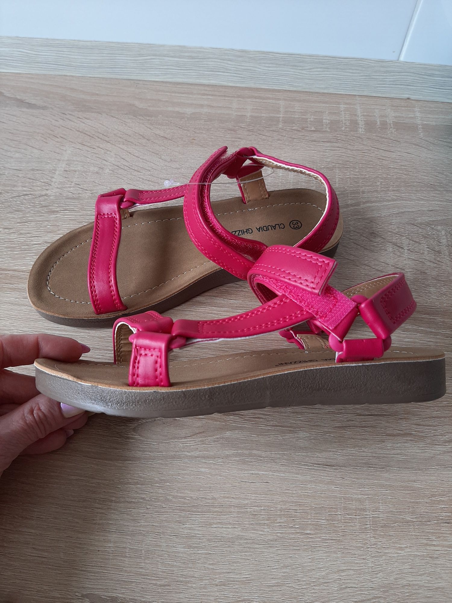 Nowe sandałki dziewczynka