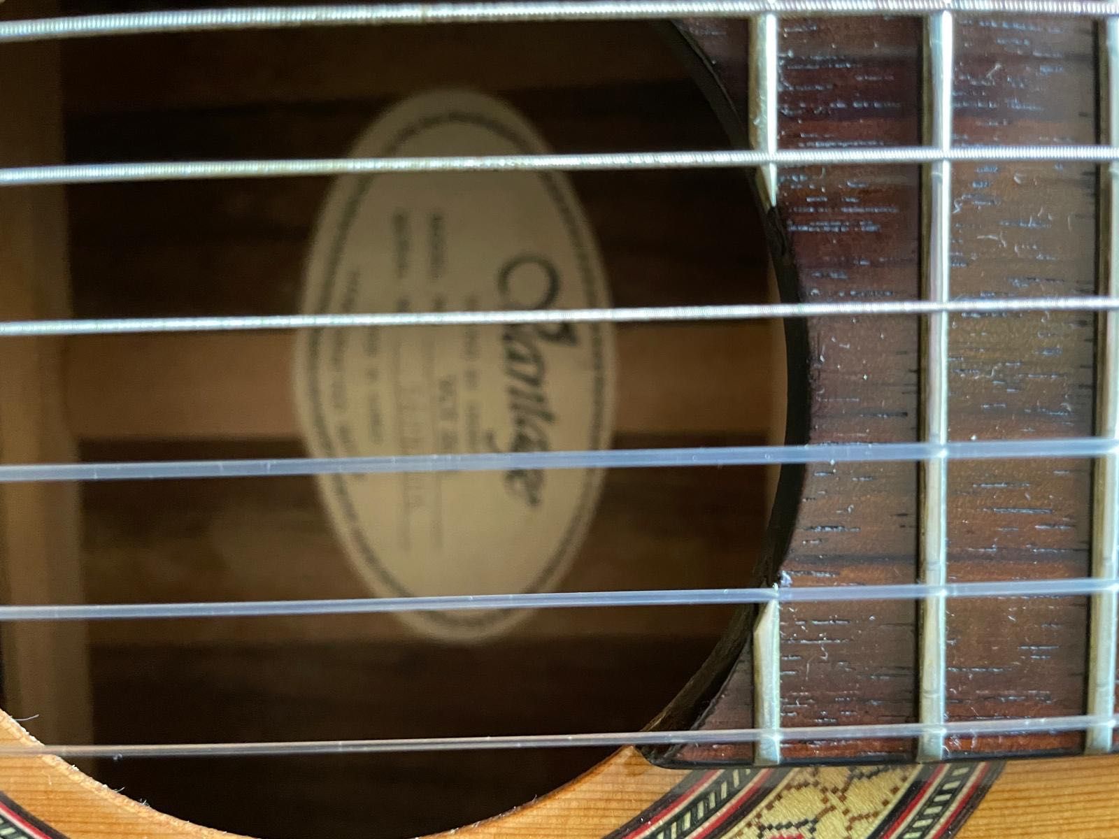 Excelente viola, com a mais valia de se poder ligar a um amplificador