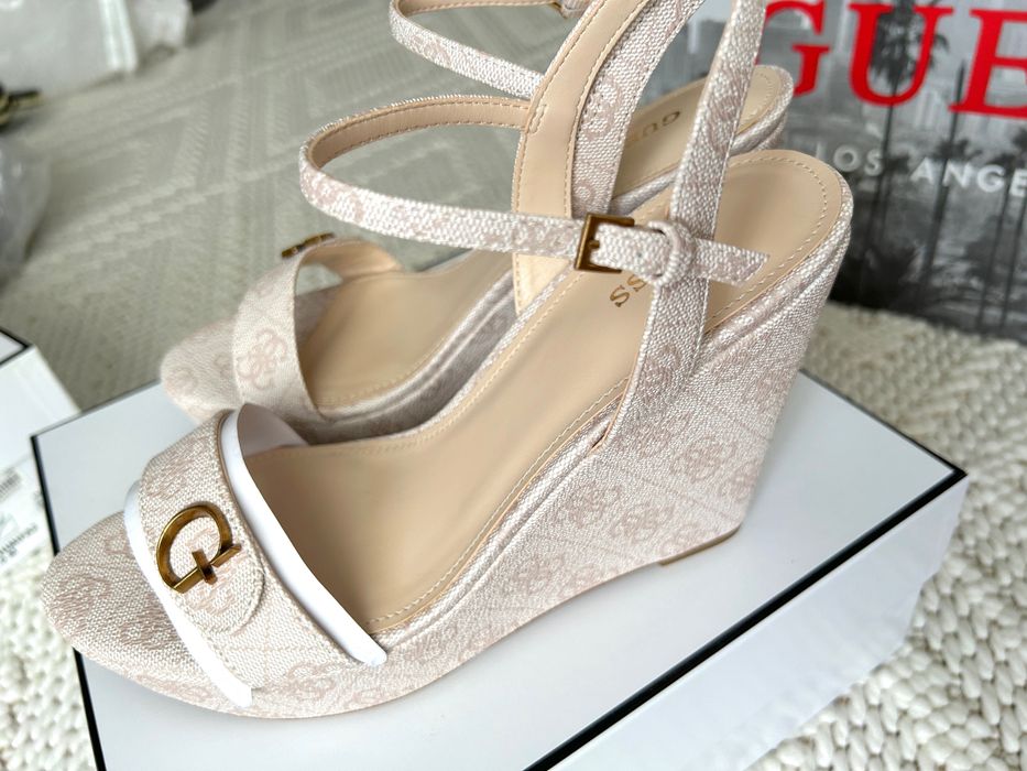 Guess sandaly na koturnie roz 39