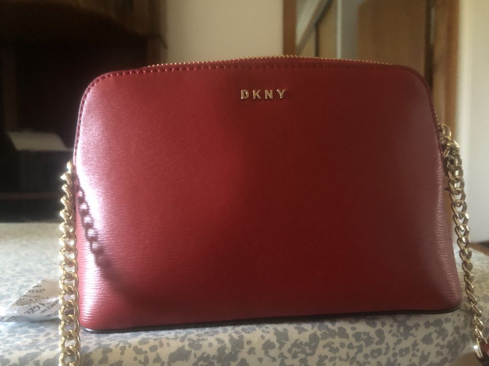 Mala DKNY  em vermelho