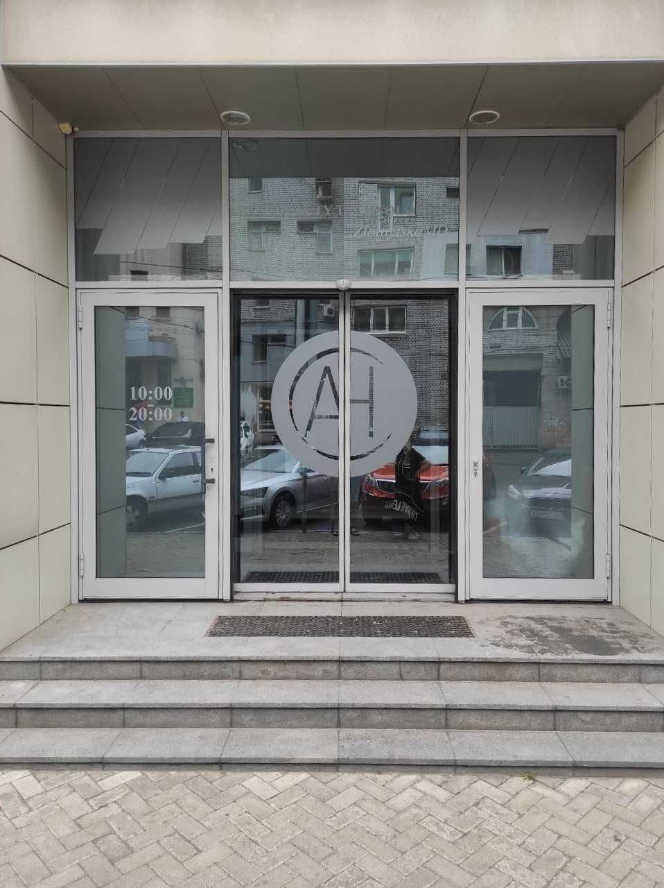 Поклейка плівки на вітрини, фасади, вікна, контейнери в Дніпрі.