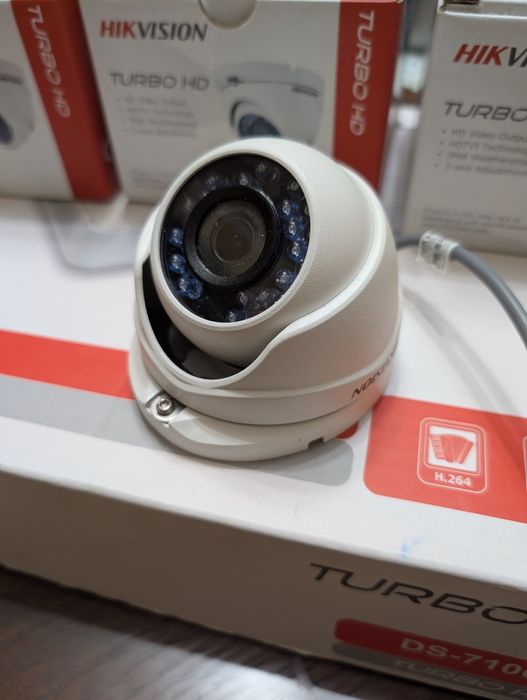 Відеореєстратор Hikvision DS-7100 Series та  4 камери