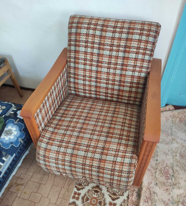 Продам два кресла мягкие на колесиках.