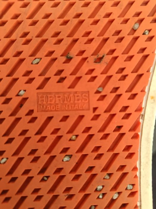 Sapatilhas de homem marca Hermes e Boss.