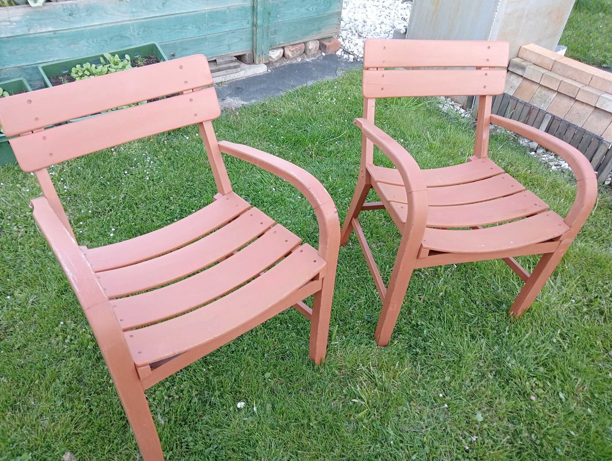 Stare krzesła ogrodowe gięte.
