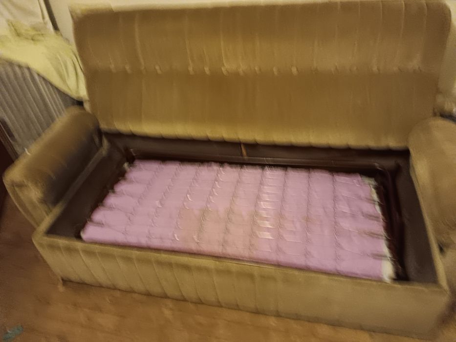 Sofá Cama ,mesa, 6 cadeiras e móvel em vidro