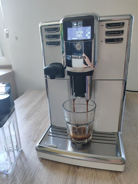 Jak nowy biały ekspres ciśnieniowy do kawy Philips EP5361/10 z nową ka