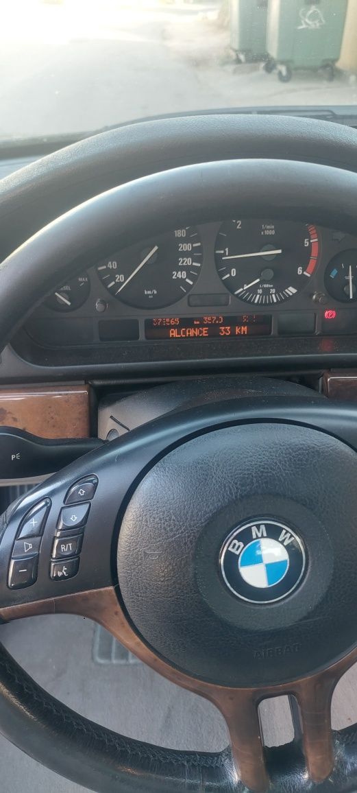 Vendo bmw 530d caixa manual. 
375565 km .
Revisões todas em dia turbo