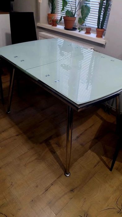 Szklany stół kuchenny