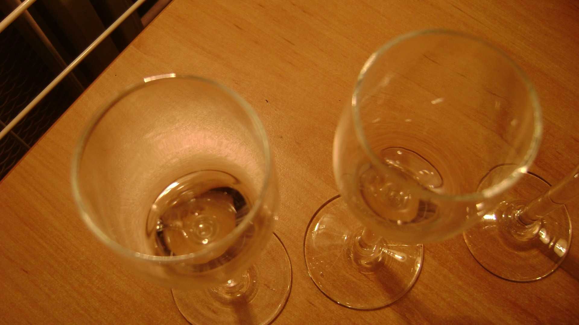 Starocie z PRL - Szkło kolorowe = Zestaw 4 kieliszków do wina