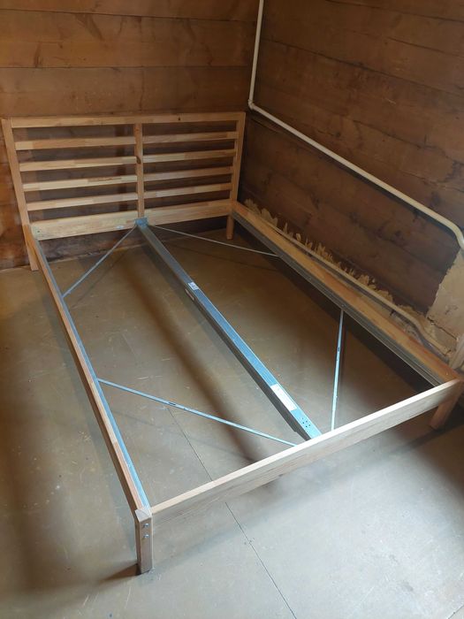Rama łóżka IKEA Tarva + dno łóżka IKEA Lodingen 140x200