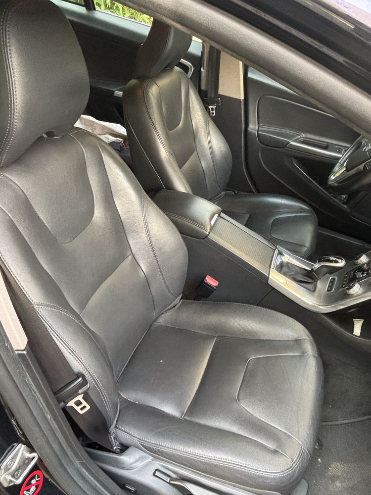 Vendo Volvo V60 bem estimado