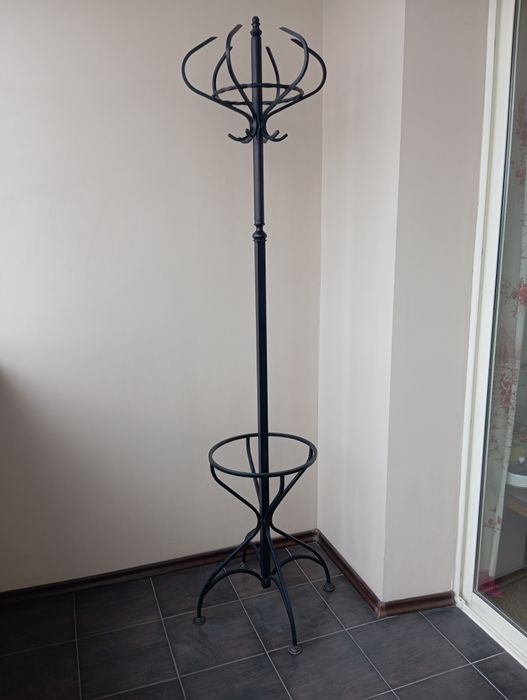 Вешалка напольная для одежды и зонтиков.