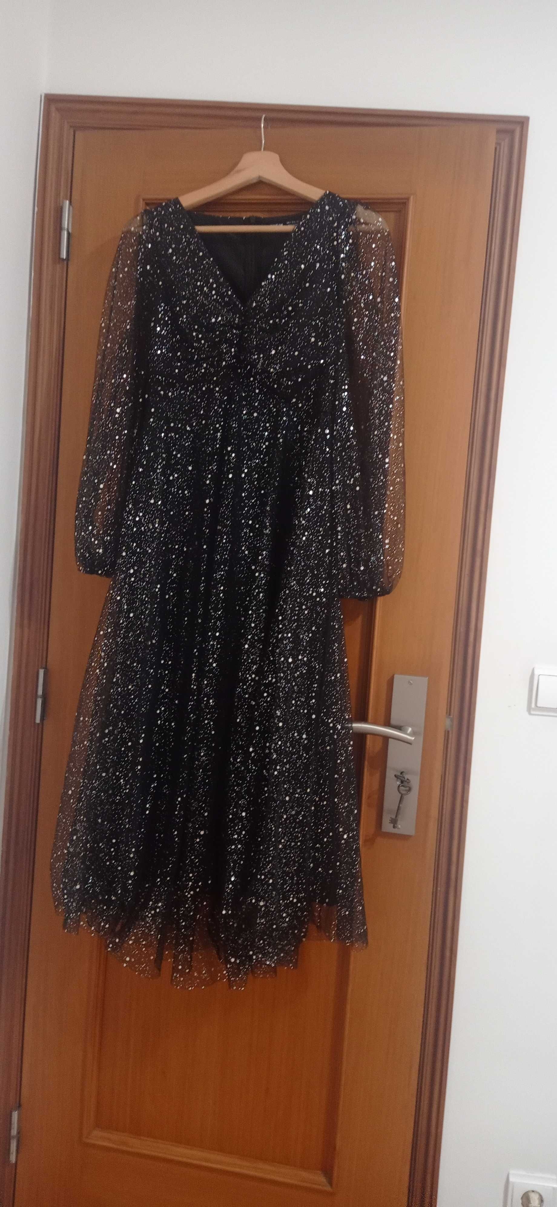 Vestido preto e cheio de brilho praticamente NOVOO!!!