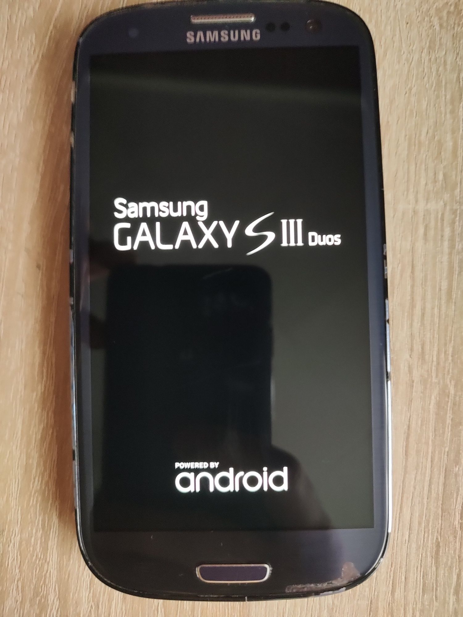 Смартфон Samsung Galaxy S3 (GT-i9300i)