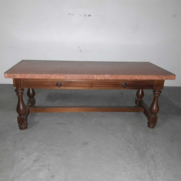 Mesa de Centro com tampo em mármore