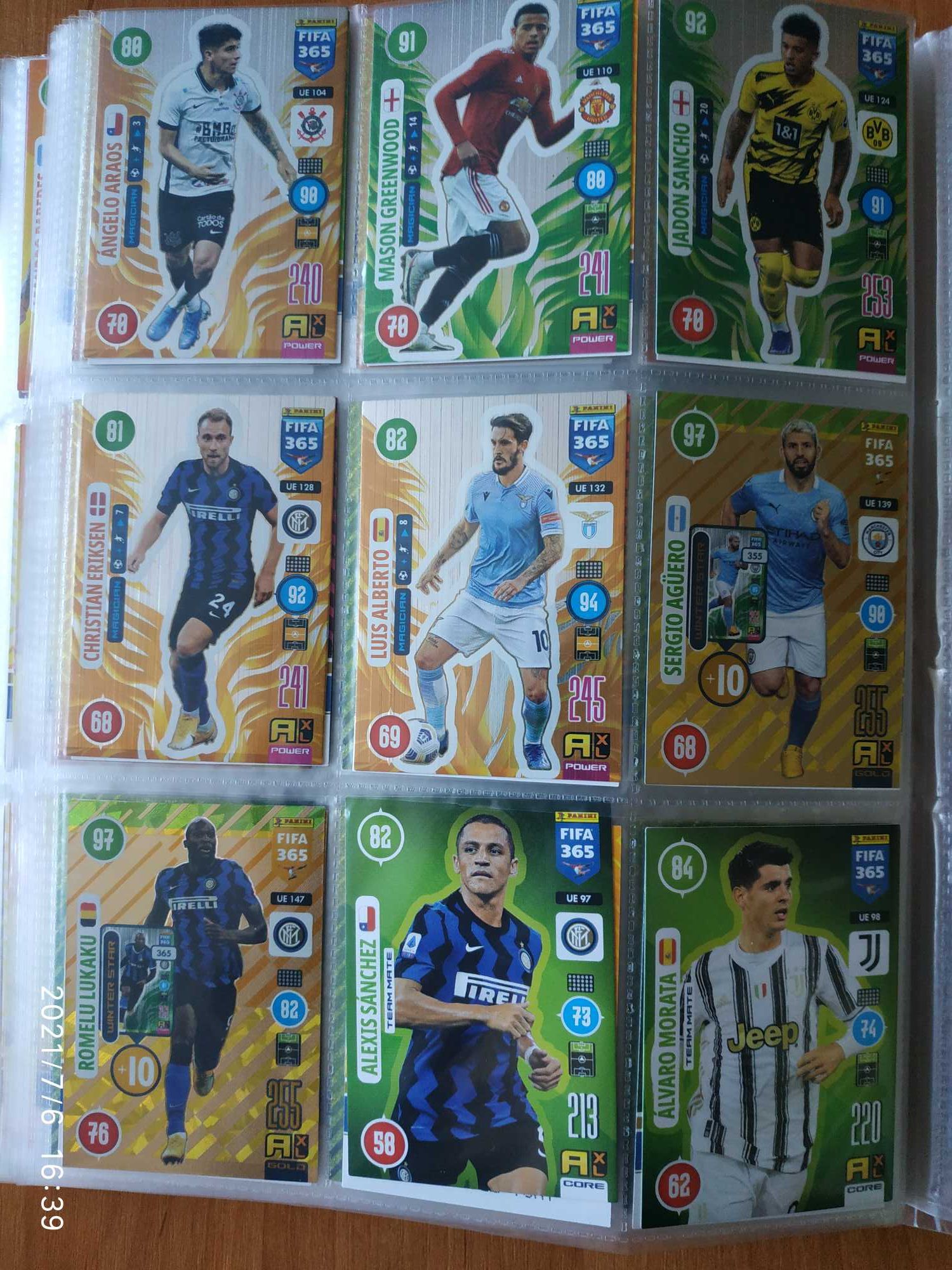 Karty Panini FIFA 365 Update Edition 2021 - 72 karty plus puszka kula
