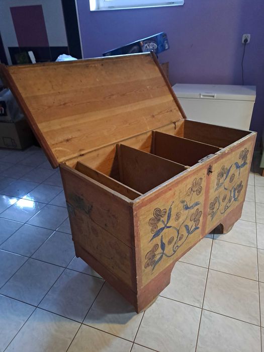 Stara skrzynia na kółkach