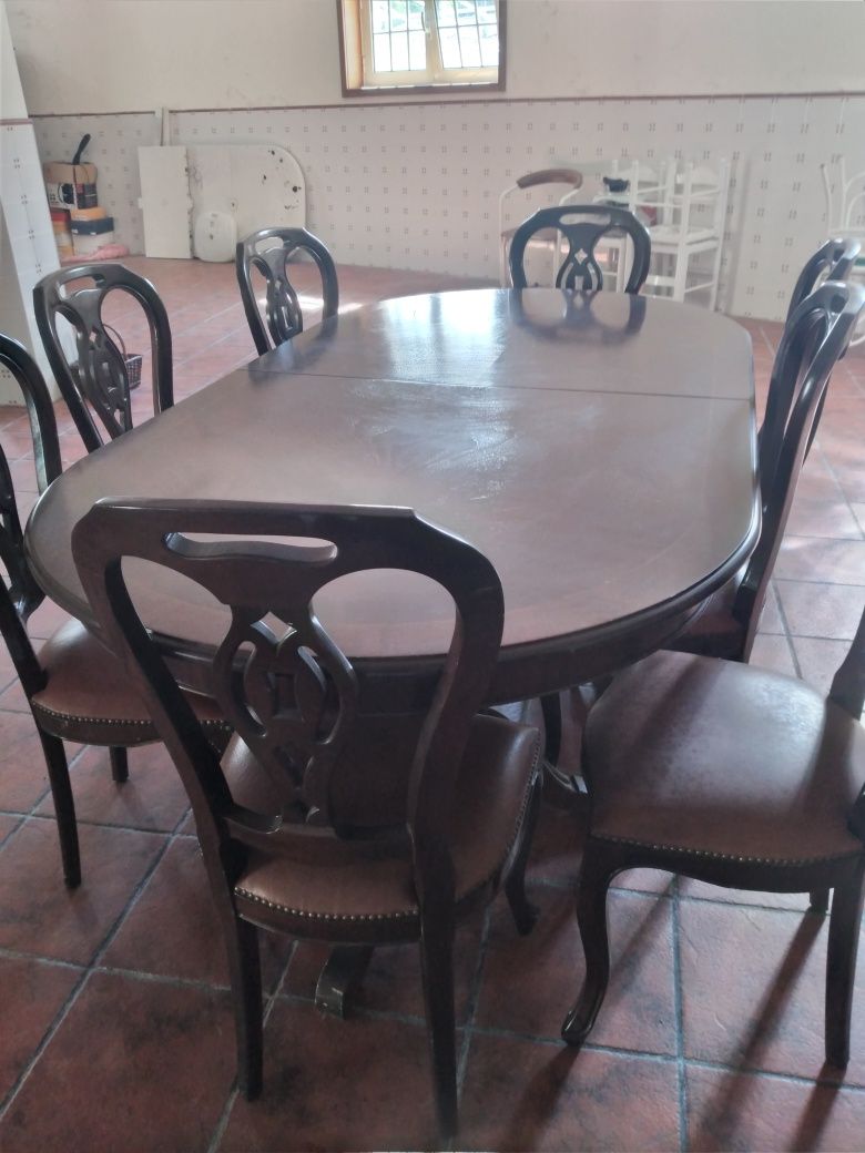 Mesa extensivel com 8 cadeiras