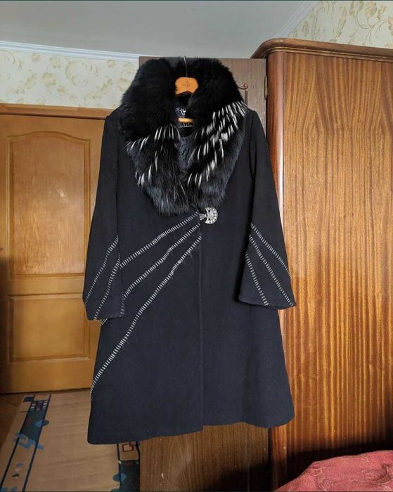 Пальто жіноче чорне з хутром