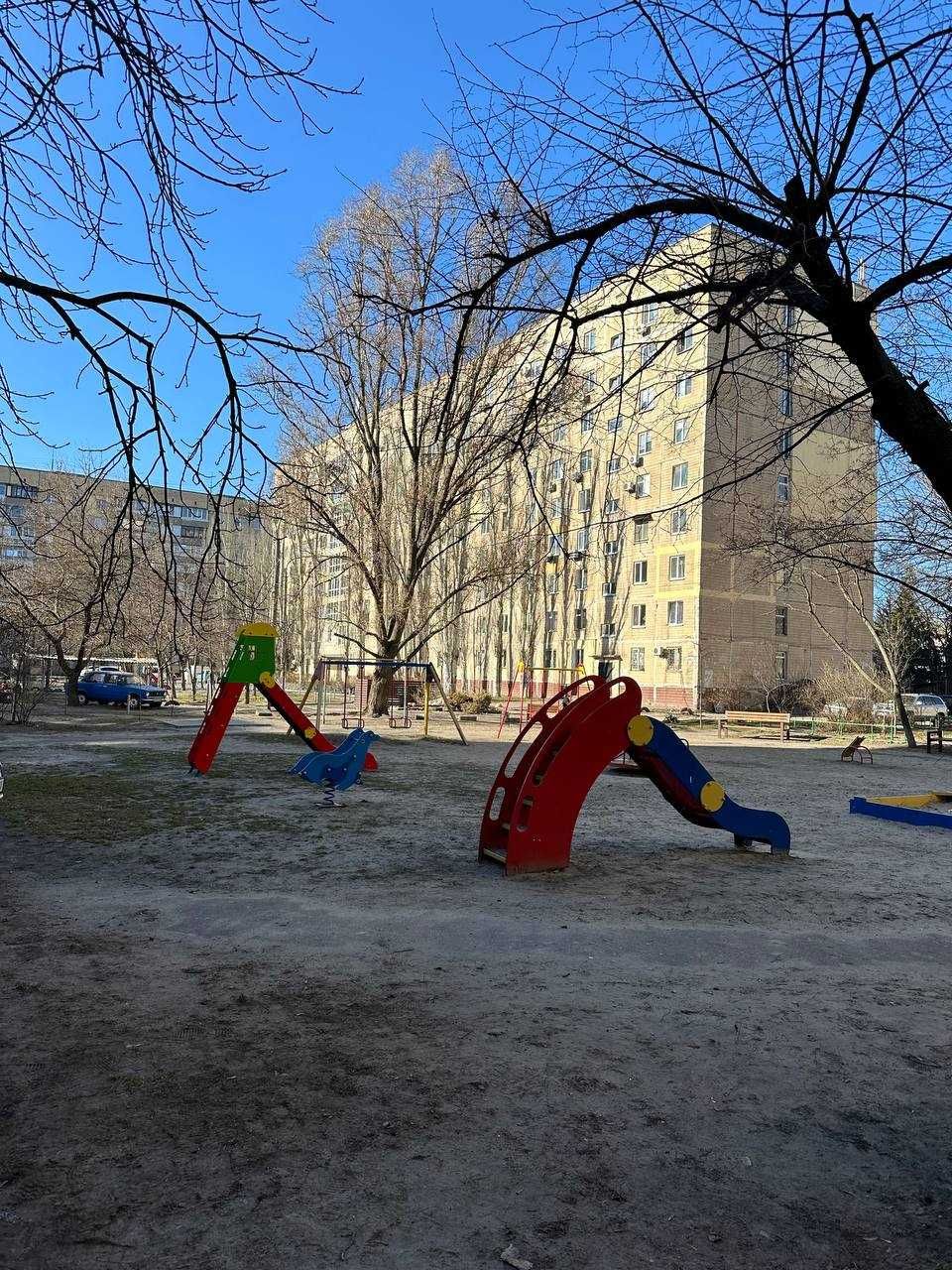 Продам 3-х кімнатну квартиру по пров. Добровольців.б.6