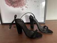 Buty na obcasie paski