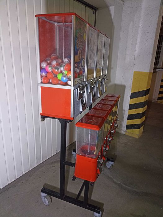 Automat do sprzedaży zabawek, pamiątek w kapsułach, piłek kauczukowych