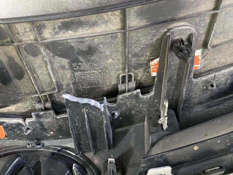 Решітка радіатора решотка радиатора Toyota Corolla E180 16-18р. Дефект