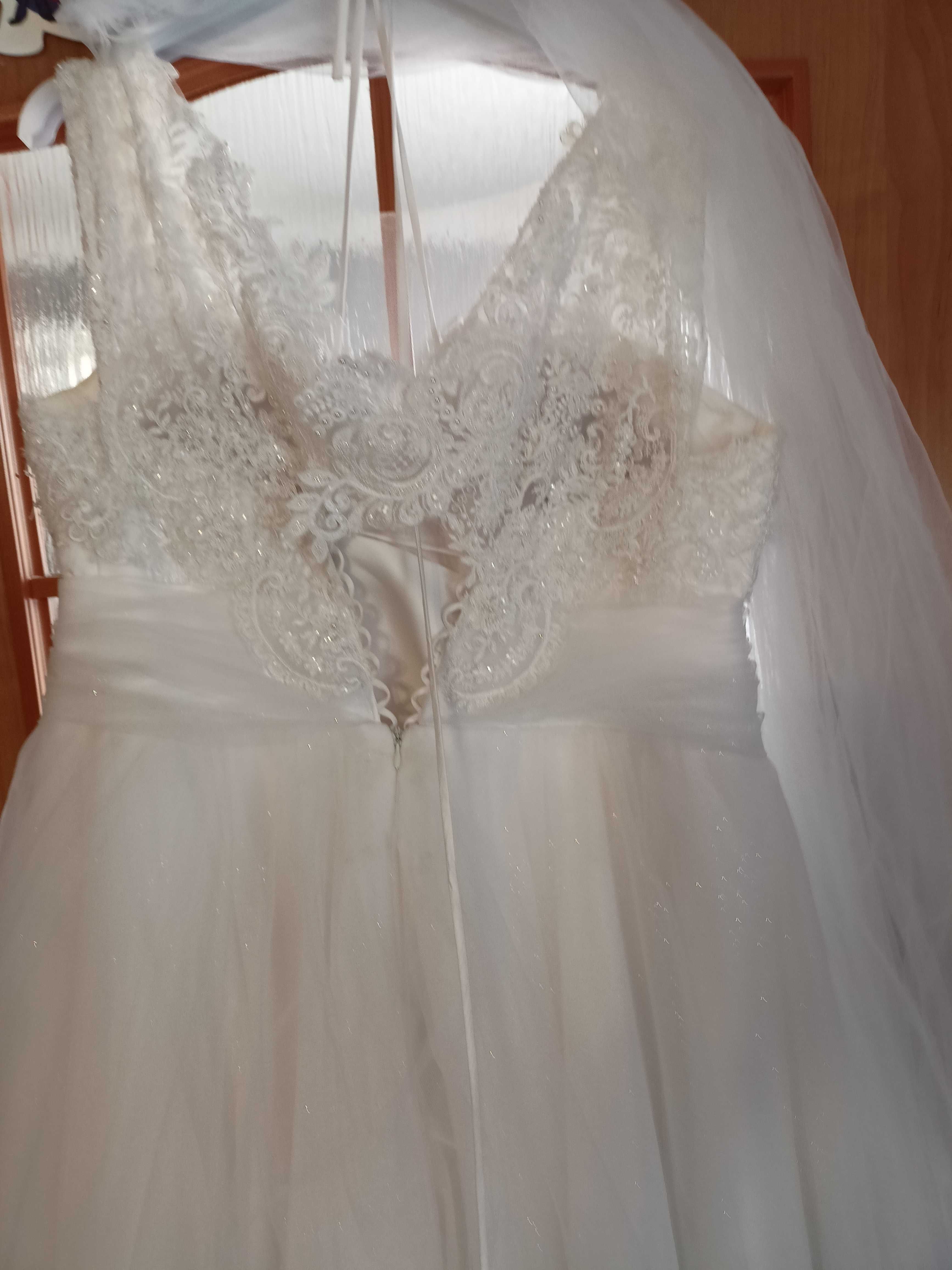 Suknia ślubna rozmiar 50-56 z połyskującym brokatem