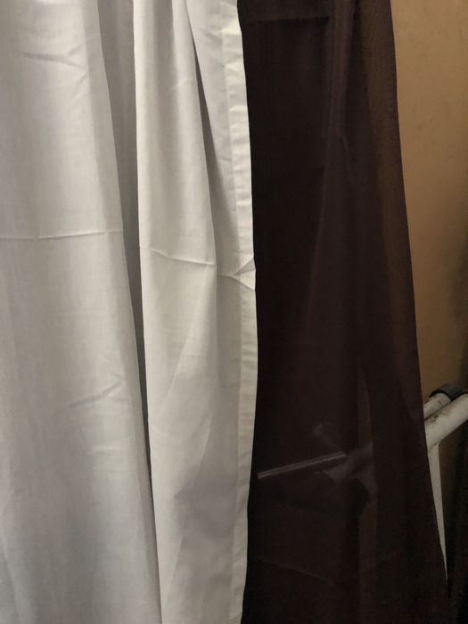 Pares de cortinas em castanho e branco