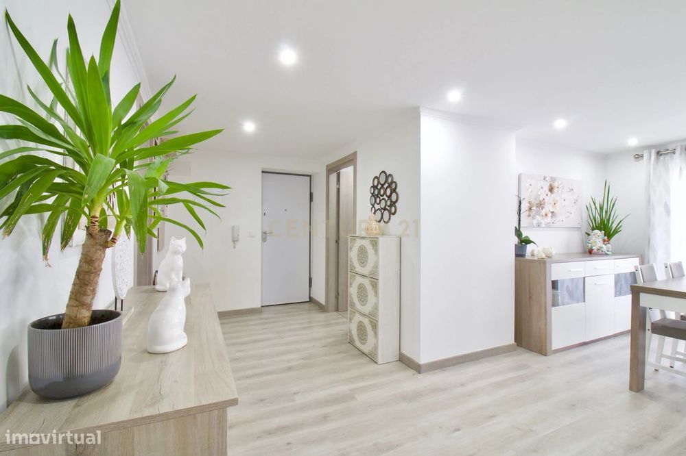 Apartamento T2 Totalmente Remodelado, Sto. António da Caparica