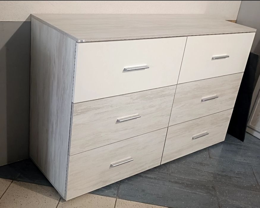 Комод з шухлядами в наявності