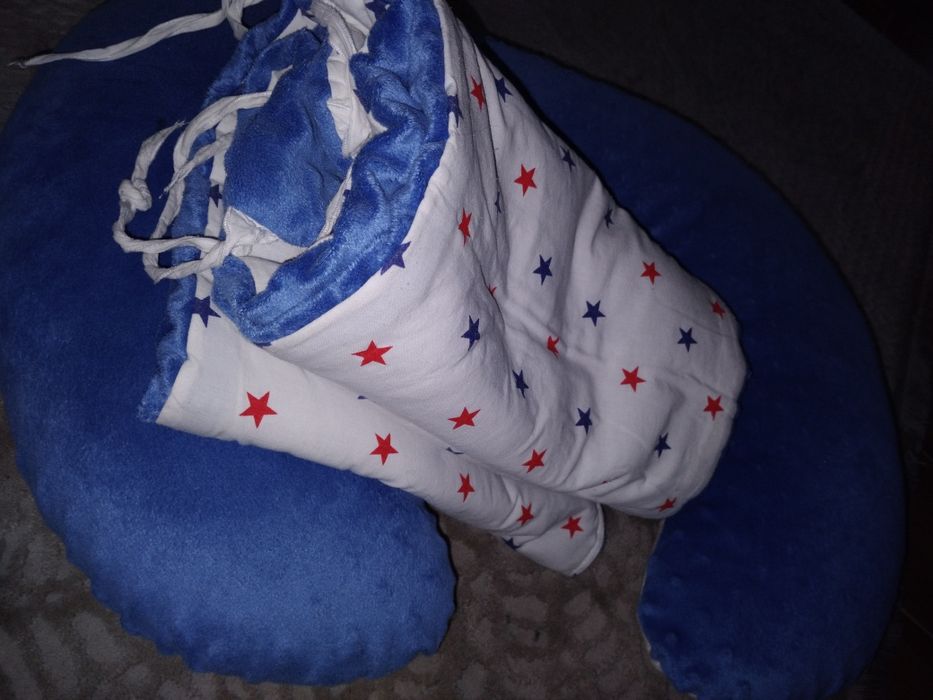 Poduszka rogal do karmienia i ochraniacz do dziecięcego łóżeczka